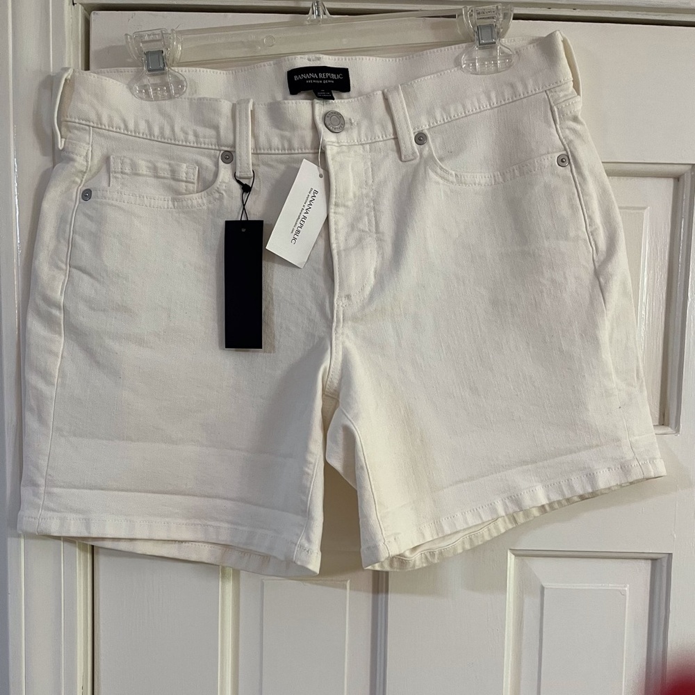 Banana Republic NWT White Shorts Size 4
A17